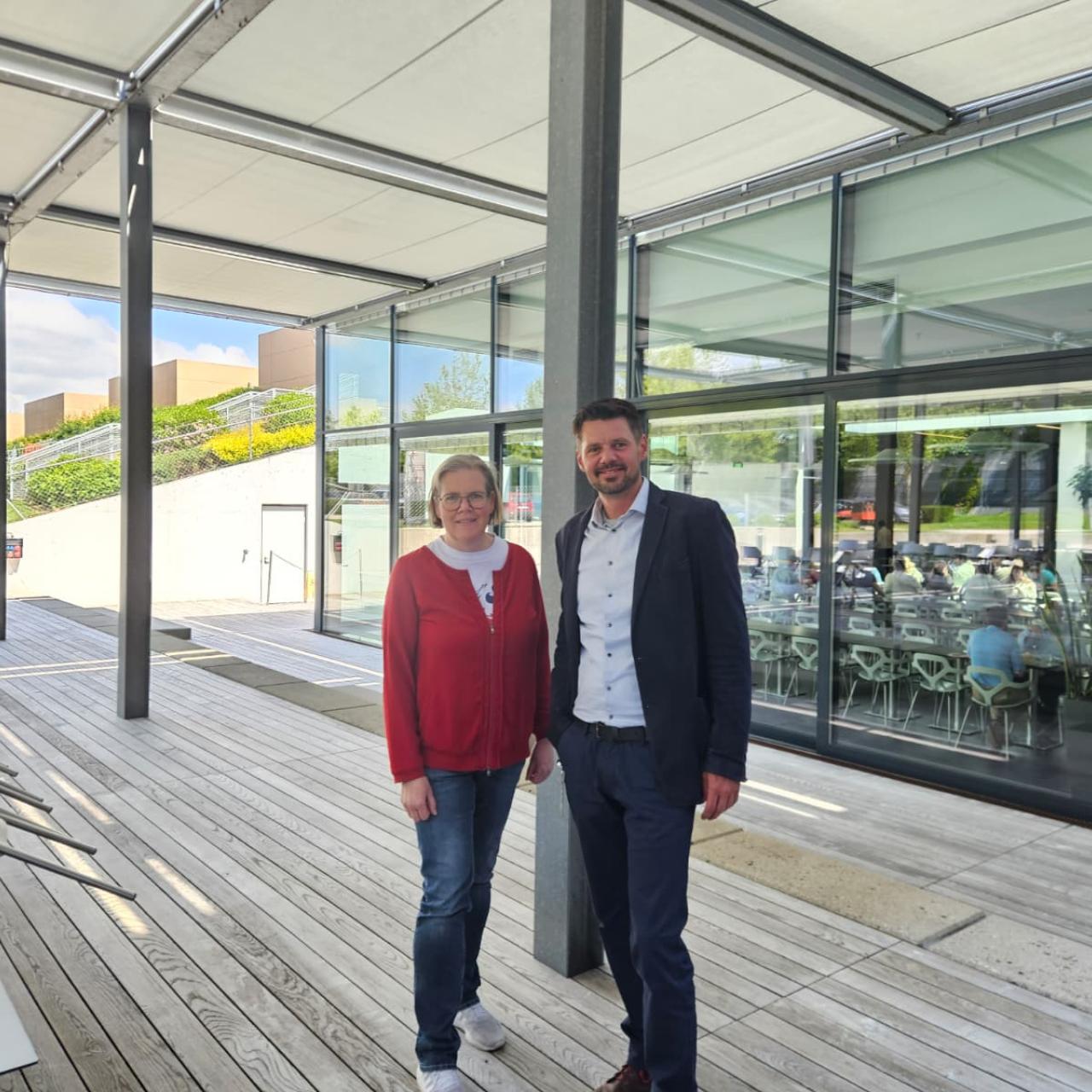 Zwei Menschen auf der Terrasse